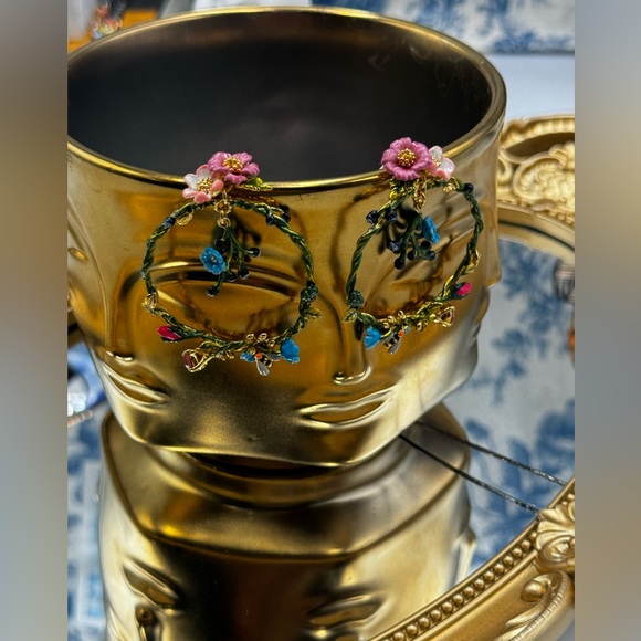 🆕 LES NEREIDES 🧿 NIB Rose D'Orient Large Hoops with Flowers, Berries & Bees - Picture 3 of 15